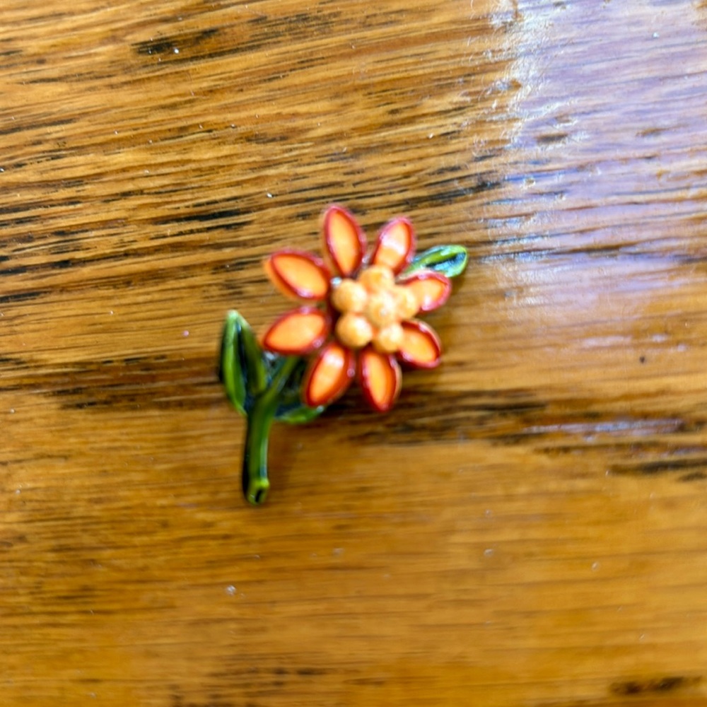 Daisy enamel brooch/lapel pin in green, orange, red, yellow. Vintage Mod flower.